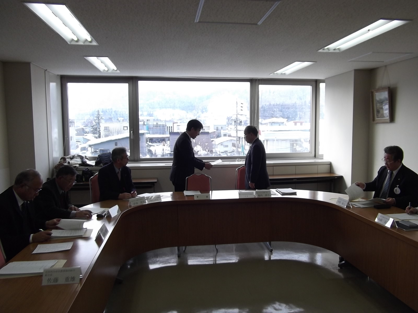足立市長（左）からの諮問