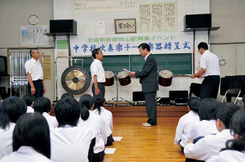 城南・城北中学校吹奏楽チームへの楽器贈呈式