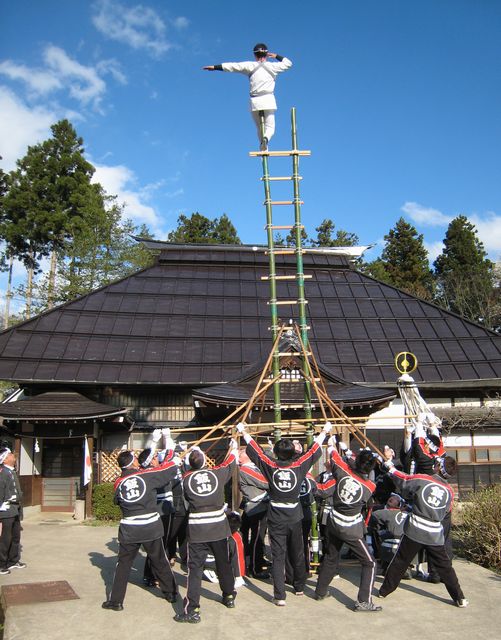 青空の下梯子乗り披露